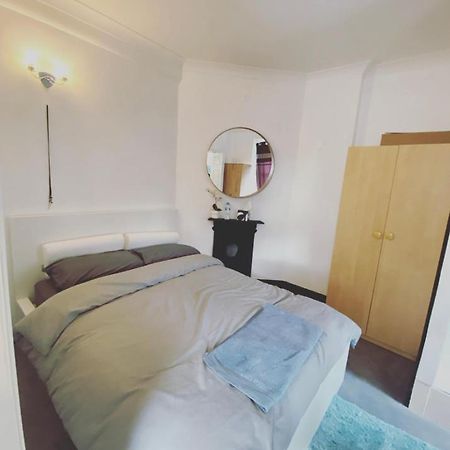 Complete 1 Bedroom Apartment With Wi-Fi, Kitchen, Tv In Heart Of Chiswick, ロンドン エクステリア 写真